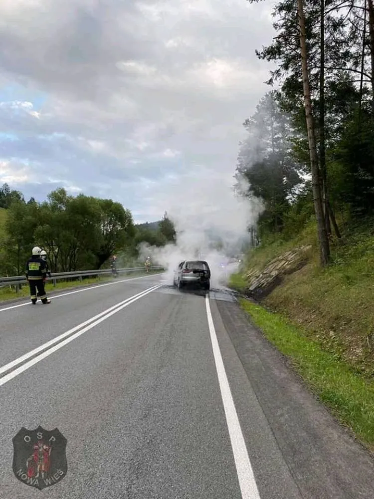 Pożar samochodu osobowego na DK75 w Roztoce Wielkiej