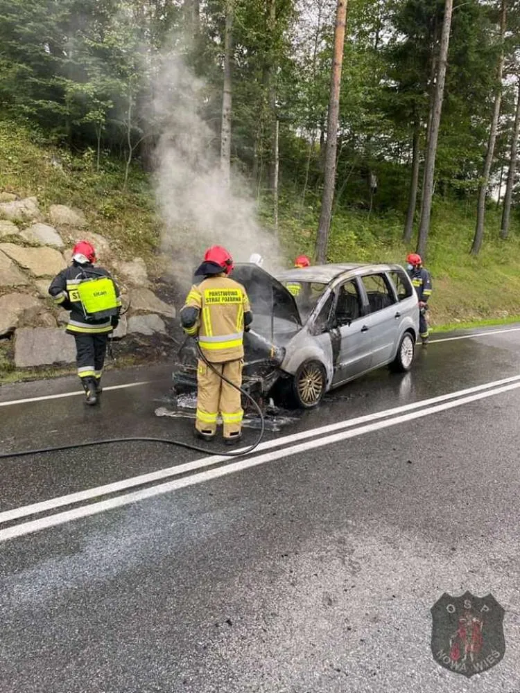 Pożar samochodu osobowego na DK75 w Roztoce Wielkiej
