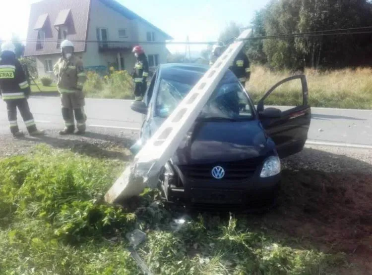 Mystków. Samochód osobowy zjechał z drogi i uderzył w słup telekomunikacyjny