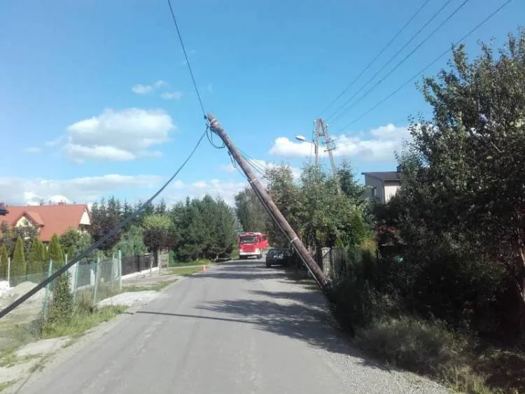 Nad drogą zawisł słup telekomunikacyjny