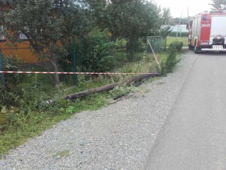 Nad drogą zwisał słup telekomunikacyjny Chełmiec