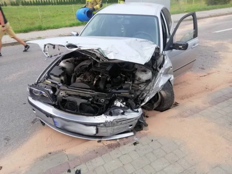 Zderzenie dwóch samochodów osobowych na ul. Mała Poręba. Jedna osoba trafiła do szpitala