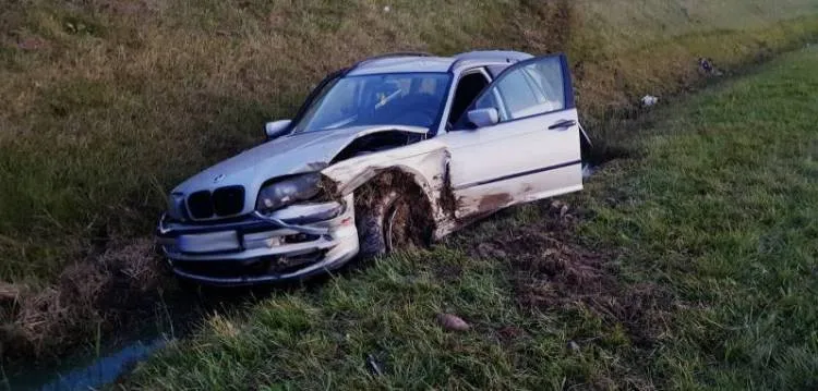 Podegrodzie. Dwie osobówki wypadły z jezdni i zatrzymały się po przeciwnych stronach drogi