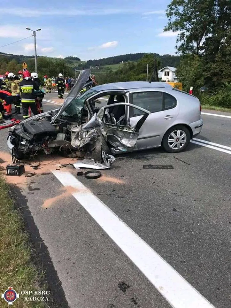 Wypadek w Kadczy. Dwa samochody rozbite, a poszkodowani w szpitalu