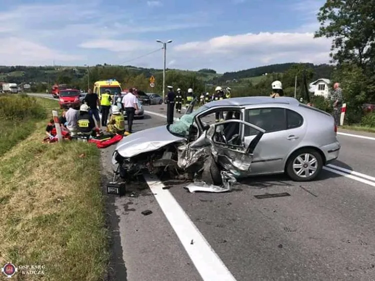 Wypadek w Kadczy. Dwa samochody rozbite, a poszkodowani w szpitalu