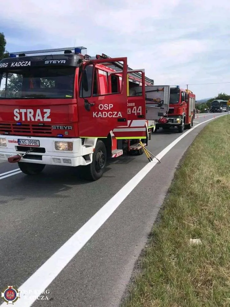 Wypadek w Kadczy. Dwa samochody rozbite, a poszkodowani w szpitalu