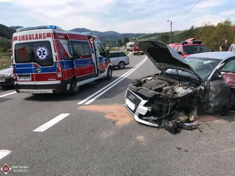 Wypadek w Kadczy. Dwa samochody rozbite, a poszkodowani w szpitalu