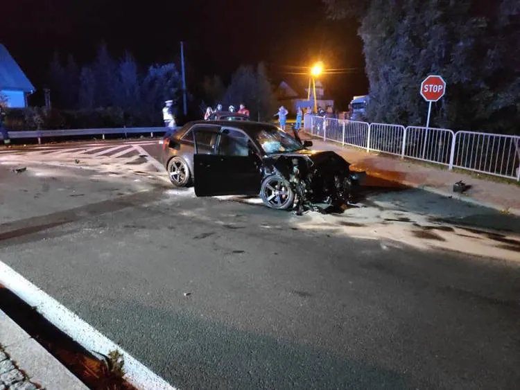 Czołowe zderzenie dwóch osobówek na DK28 w Dobrej. Trzy osoby poszkodowane
