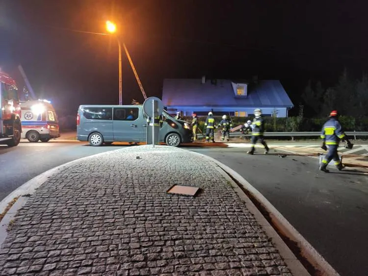 Czołowe zderzenie dwóch osobówek na DK28 w Dobrej. Trzy osoby poszkodowane