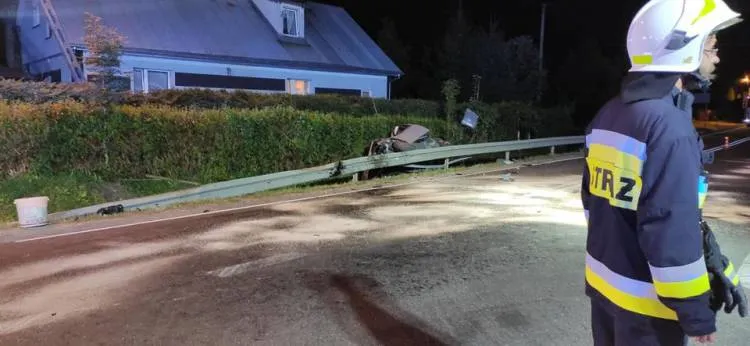 Czołowe zderzenie dwóch osobówek na DK28 w Dobrej. Trzy osoby poszkodowane