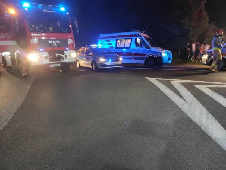 Czołowe zderzenie dwóch osobówek na DK28 w Dobrej. Trzy osoby poszkodowane