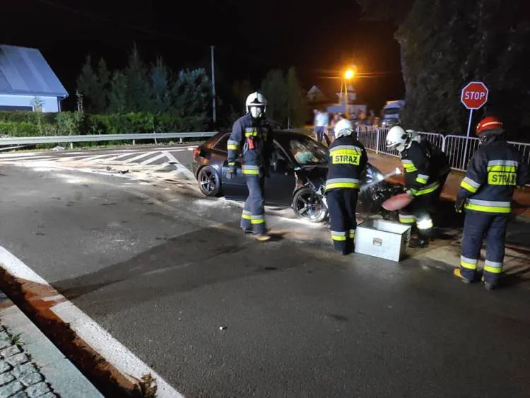 Czołowe zderzenie dwóch osobówek na DK28 w Dobrej. Trzy osoby poszkodowane
