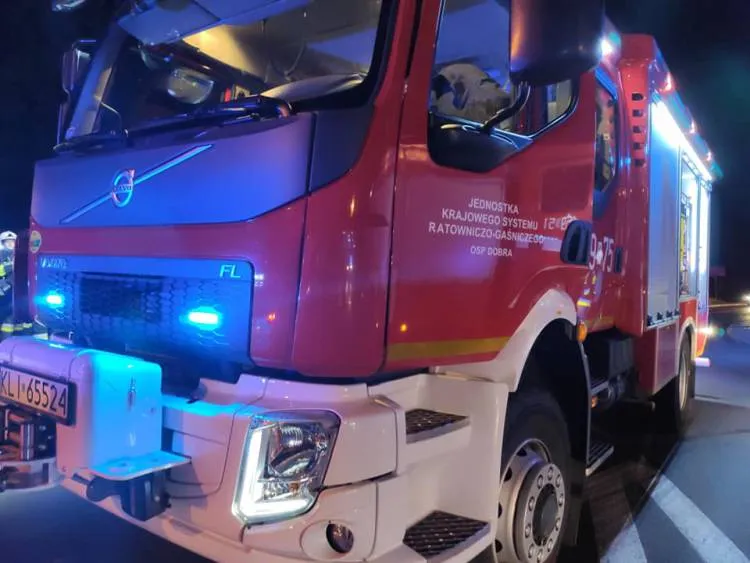 Czołowe zderzenie dwóch osobówek na DK28 w Dobrej. Trzy osoby poszkodowane