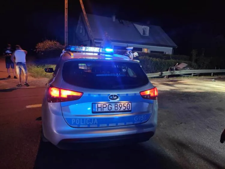 Czołowe zderzenie dwóch osobówek na DK28 w Dobrej. Trzy osoby poszkodowane