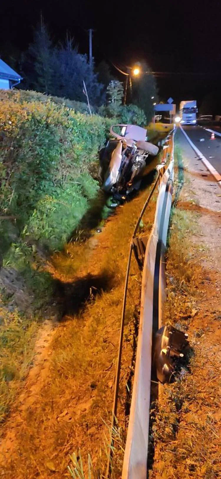 Czołowe zderzenie dwóch osobówek na DK28 w Dobrej. Trzy osoby poszkodowane