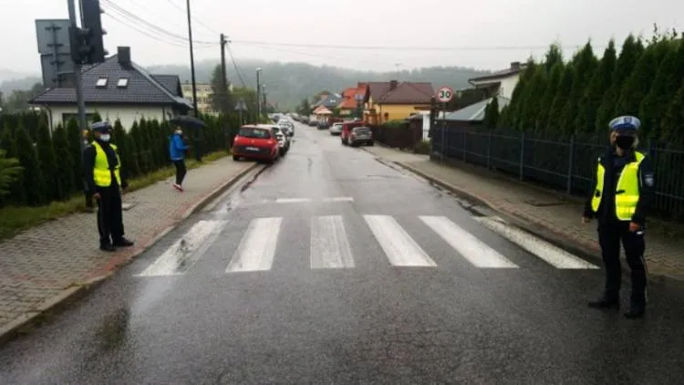 Policyjna akcja „Bezpieczna droga do szkoły” na sądeckich drogach
