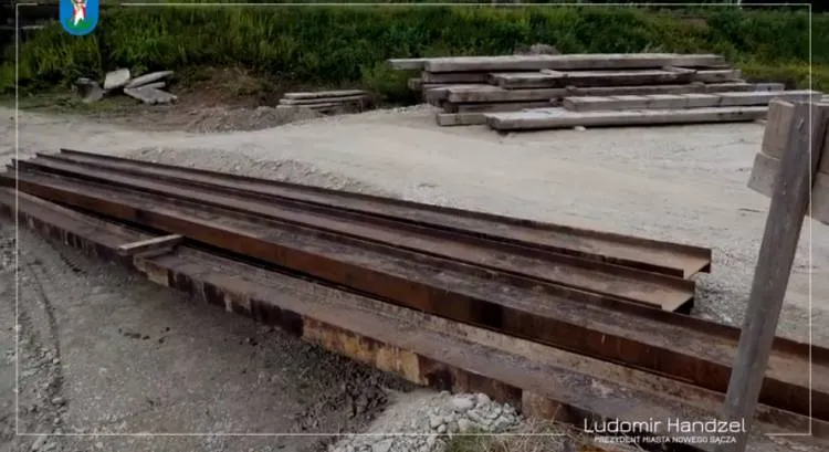 Trwa budowa przeprawy tymczasowej na rzece Kamienica