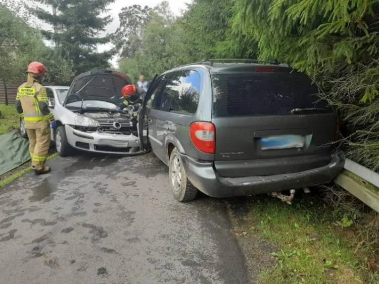 Czołowe zderzenie dwóch samochodów osobowych na drodze gminnej w Siennej