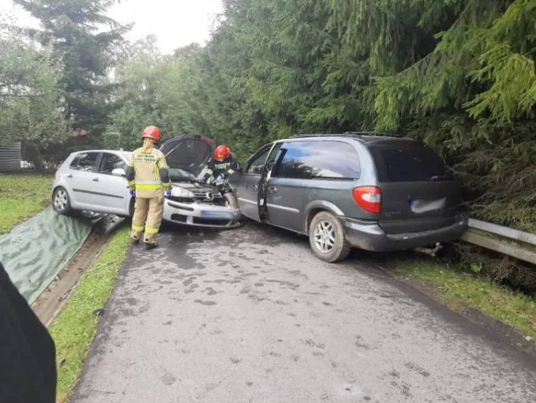 Czołowe zderzenie dwóch samochodów osobowych na drodze gminnej w Siennej