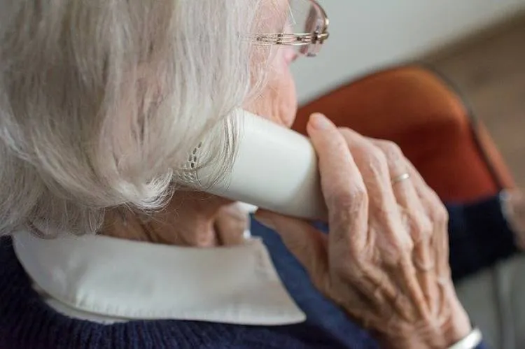 Oszuści nie próżnują – wciąż próbują wyłudzić pieniądze od seniorów