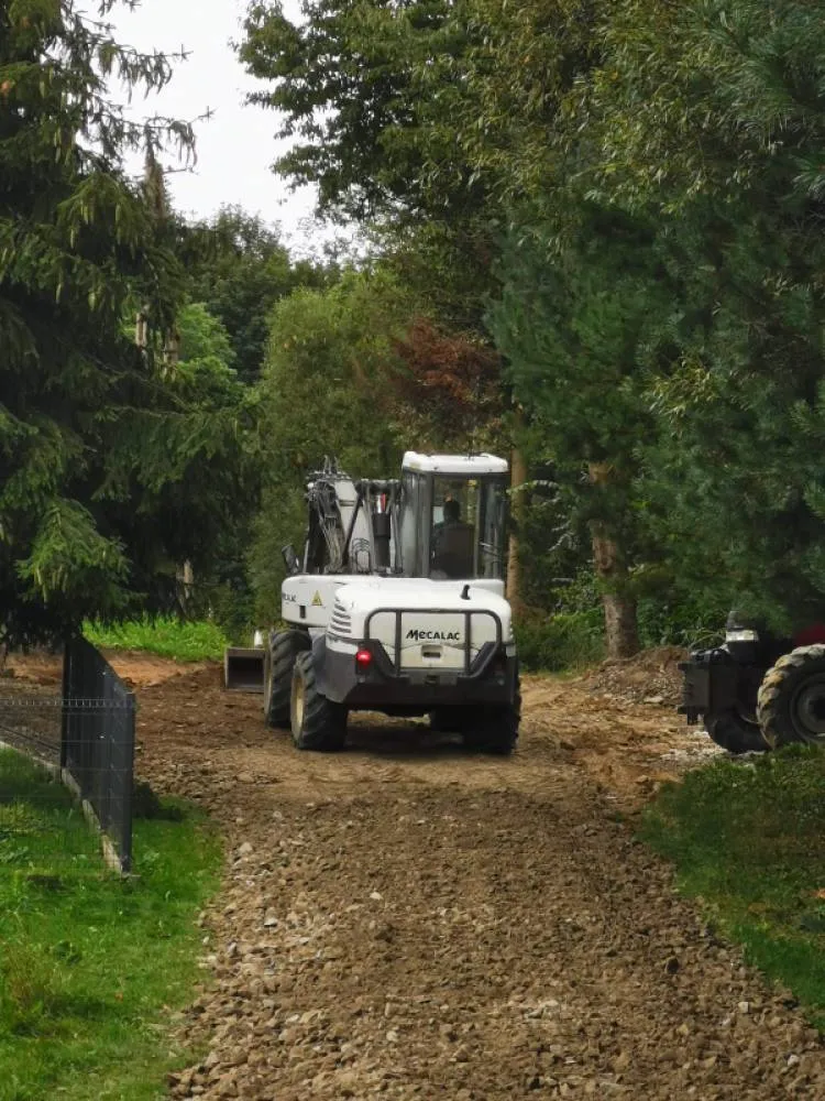 Gmina Korzenna. Ruszyła budowa kilku odcinków dróg betonowych