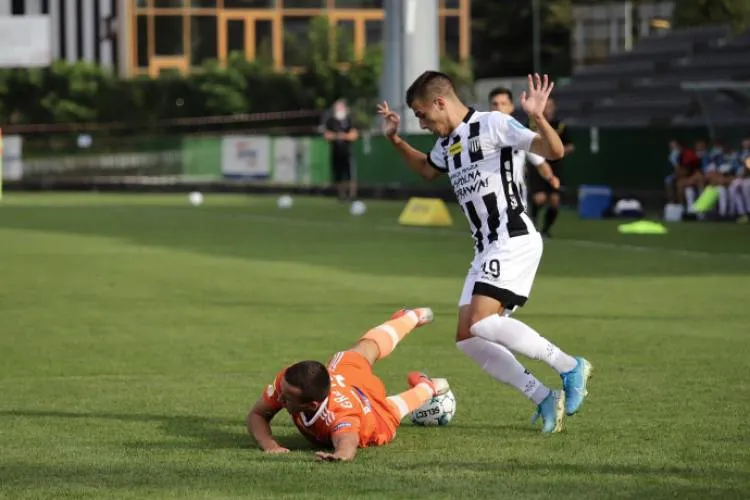 Pierwszy mecz w sezonie 2020/2021 i przegrana drużyny Sandecji Nowy Sącz