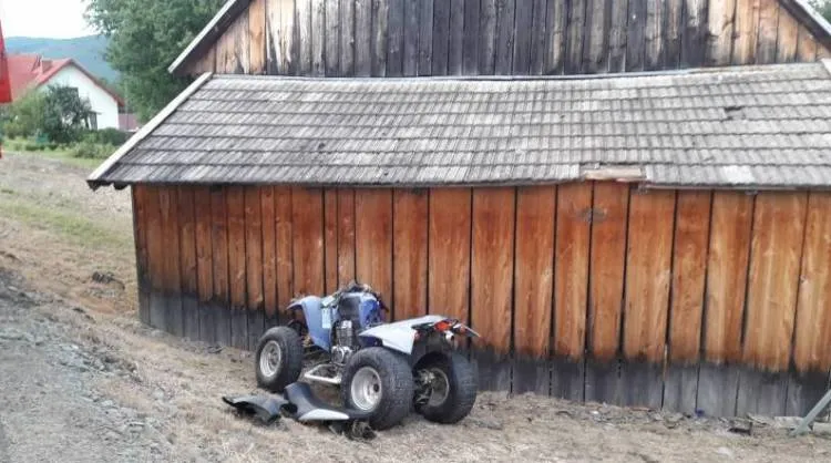 Wola Marcinkowicka. Quad wypadł z drogi i uderzył w drewniany budynek gospodarczy
