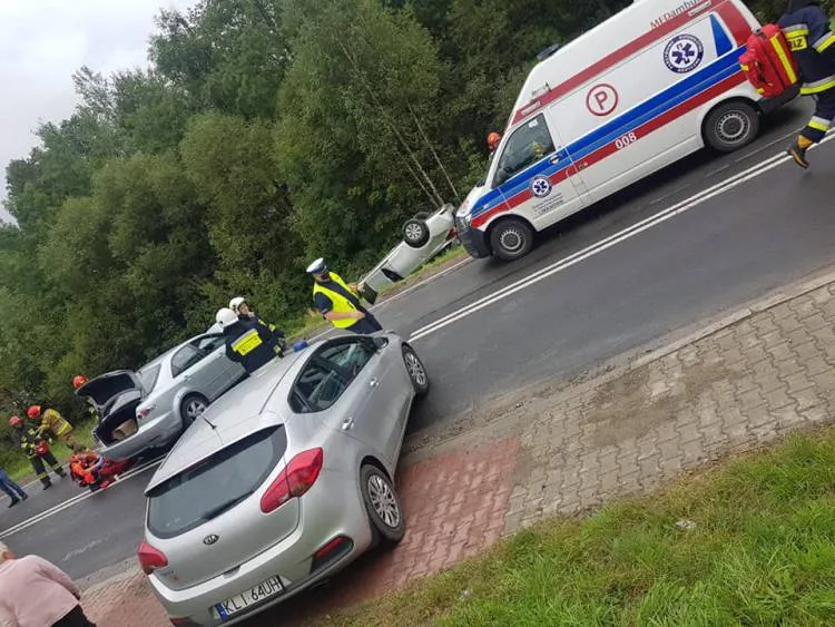 Czołowe zderzenie dwóch osobówek na DW968 w Lubomierzu