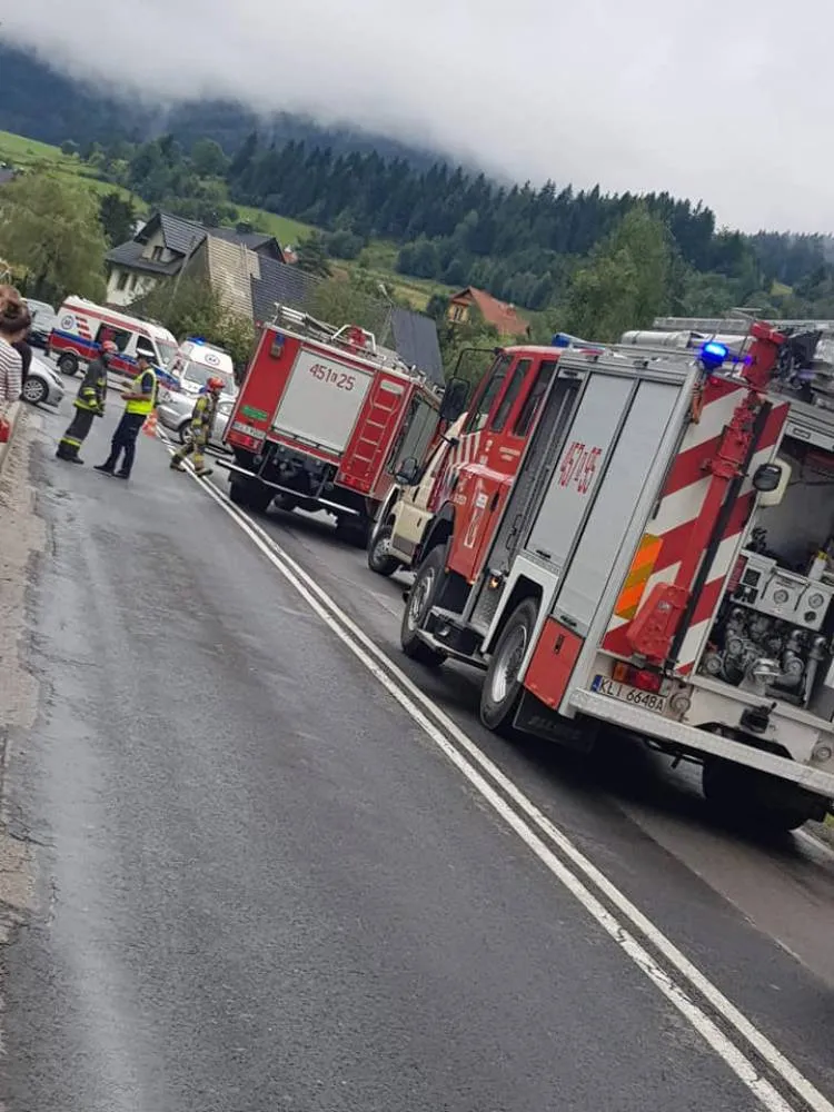 Czołowe zderzenie dwóch osobówek na DW968 w Lubomierzu