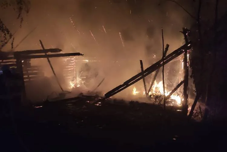W Obidzy splunęła drewniana stodoła. Zagrożony rozprzestrzenieniem się ognia był budynek mieszkalny
