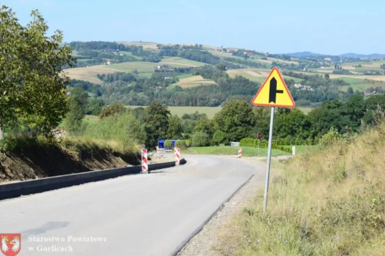 Trwa przebudowa drogi powiatowej Siedliska – Siedliska w gminie Bobowa