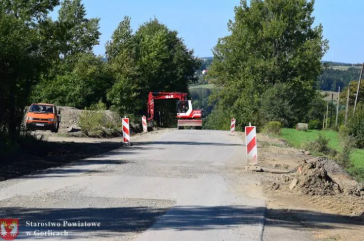 Trwa przebudowa drogi powiatowej Siedliska – Siedliska w gminie Bobowa