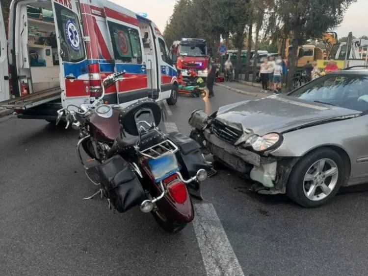 Zderzenie osobówki i motocykla na ul. Tarnowskiej. Kierujący jednośladem trafił do szpitala