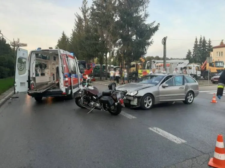 Zderzenie osobówki i motocykla na ul. Tarnowskiej. Poszkodowany motocyklista trafił do szpitala Nowy Sącz