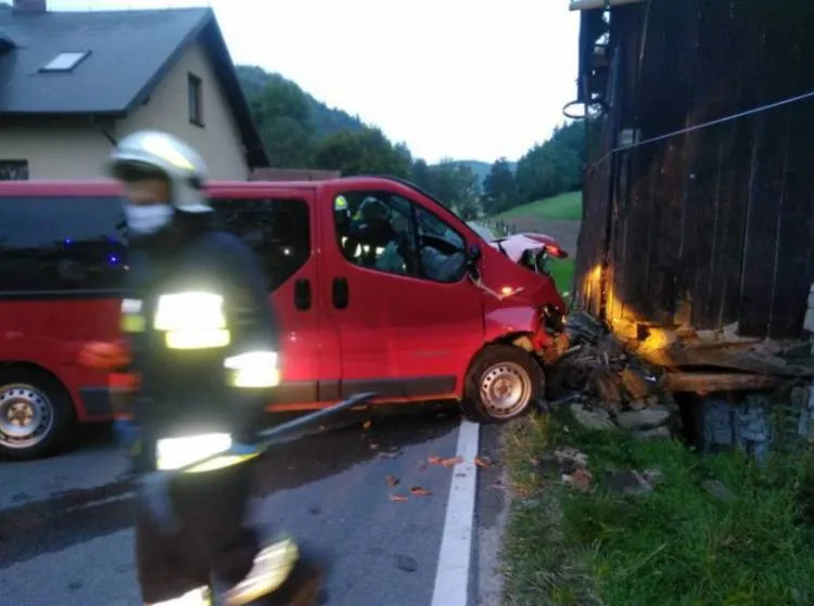 Kicznia: Chciał uniknąć zderzenia z sarną. Uderzył w budynek