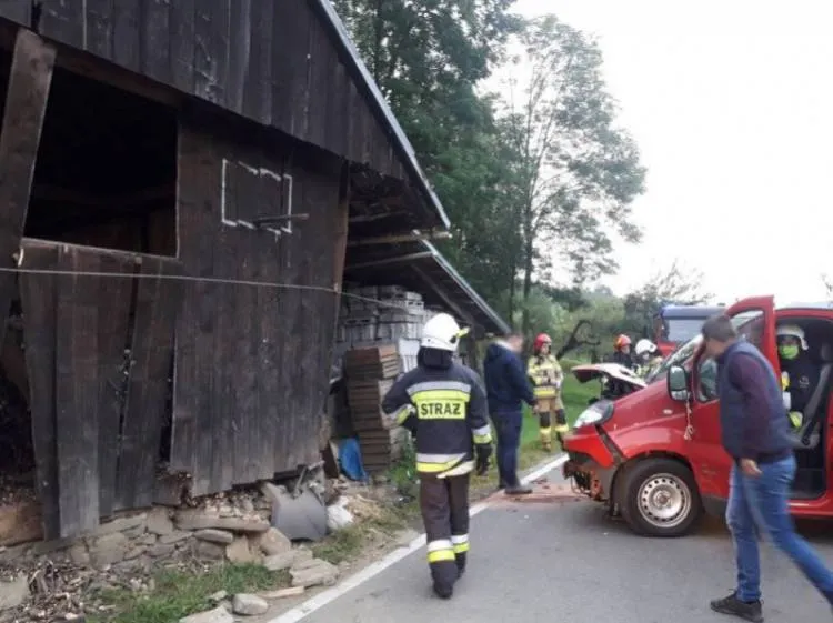 Kicznia: Chciał uniknąć zderzenia z sarną. Uderzył w budynek