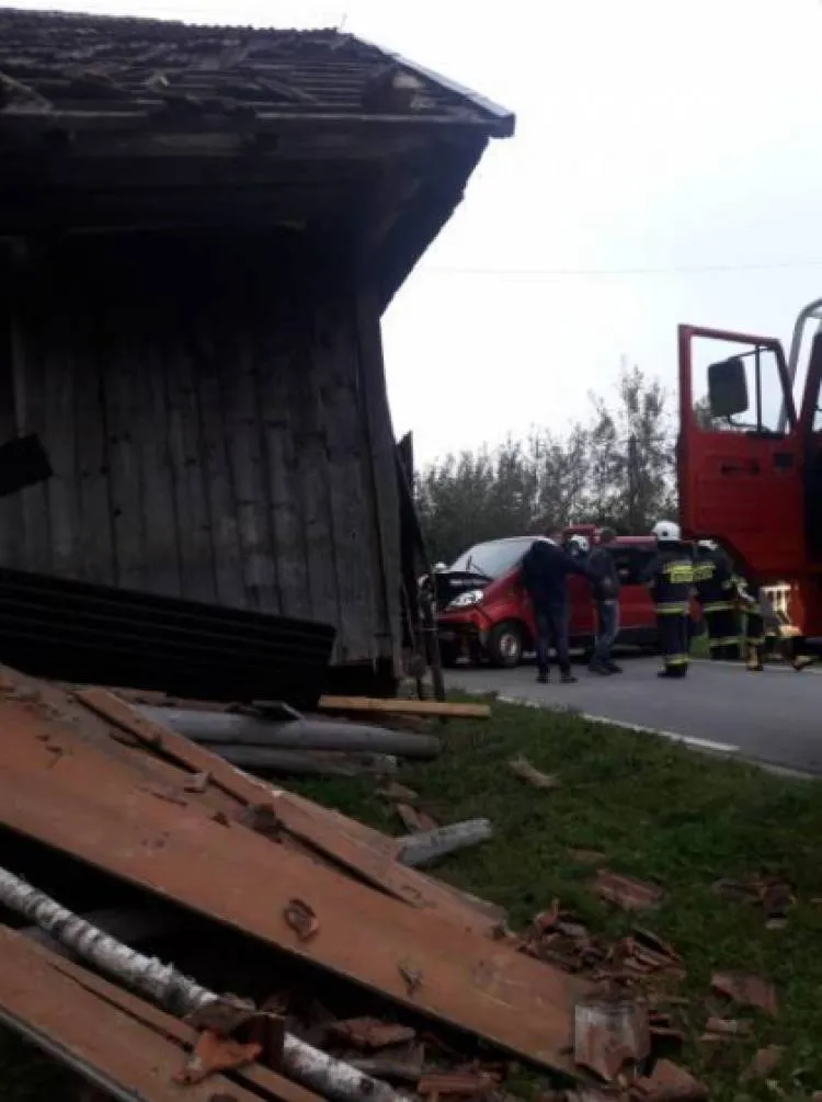 Kicznia: Chciał uniknąć zderzenia z sarną. Uderzył w budynek