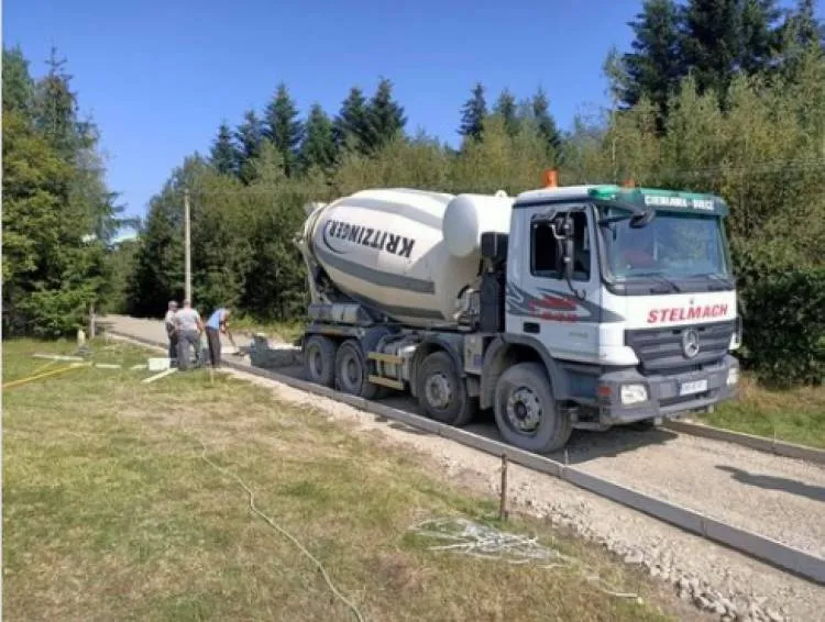 Trwa budowa betonowej drogi w Koniuszowej