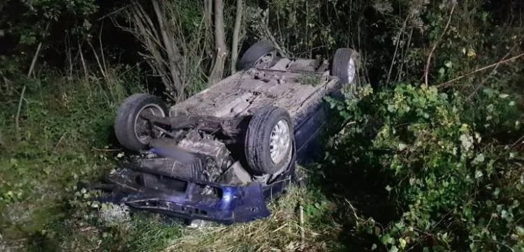 Niebezpieczny wypadek w Podegrodziu. Dachował samochód osobowy. Kierująca trafiła do szpitala