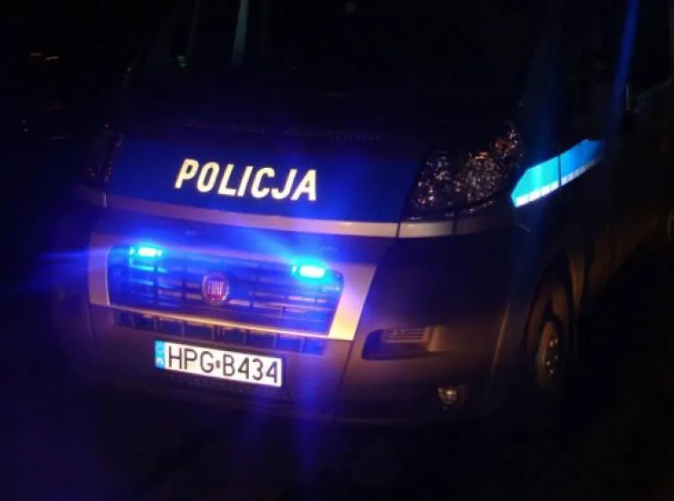 To był prawdziwy wyścig z czasem. Policjanci pod osłoną nocy szukali starszej, schorowanej kobiety