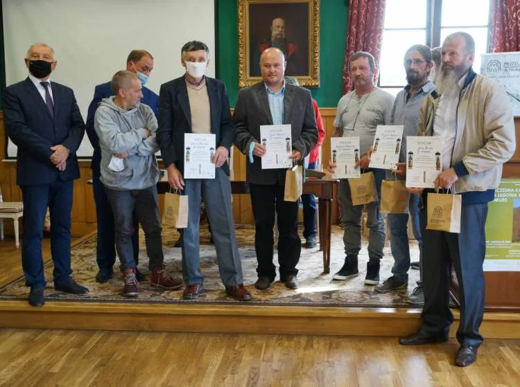 Starosta nowosądecki nagrodził zwycięzców IV edycji Konkursu "Współczesna Karpacka Rzeźba w Kamieniu"