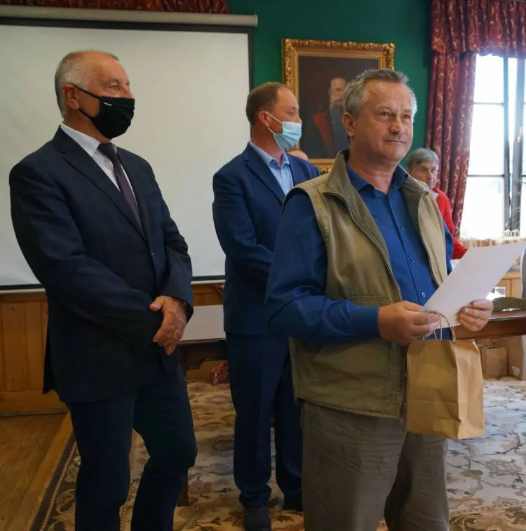 Starosta nowosądecki nagrodził zwycięzców IV edycji Konkursu "Współczesna Karpacka Rzeźba w Kamieniu"