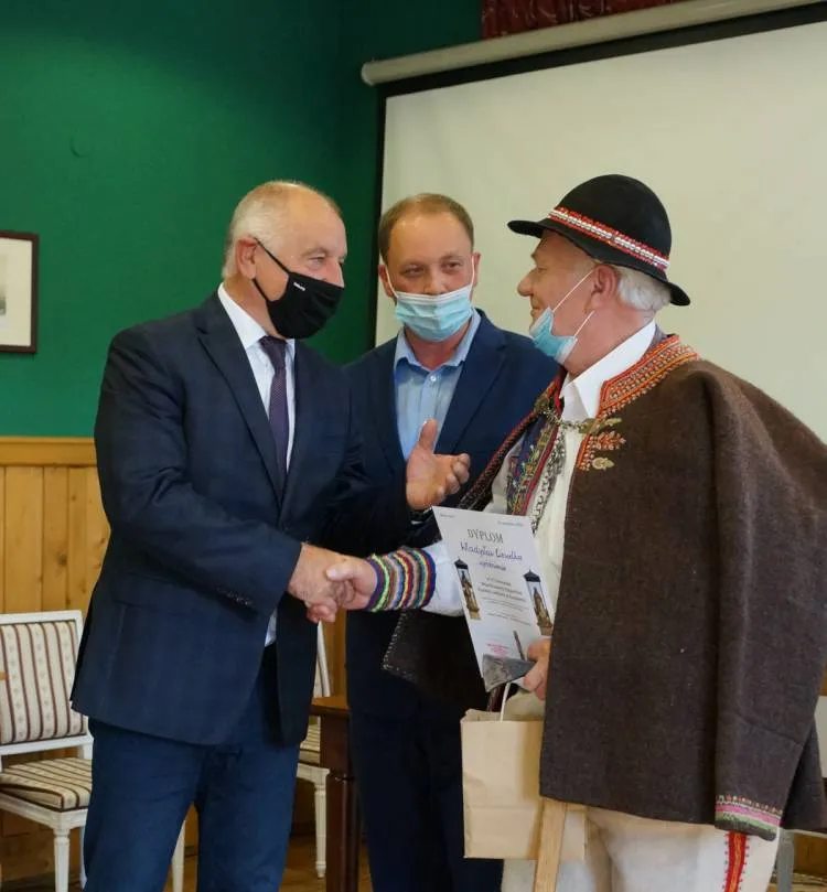 Starosta nowosądecki nagrodził zwycięzców IV edycji Konkursu "Współczesna Karpacka Rzeźba w Kamieniu"
