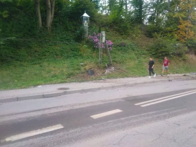 Grybów: Samochód wypadł z drogi i uderzył w słup telekomunikacyjny