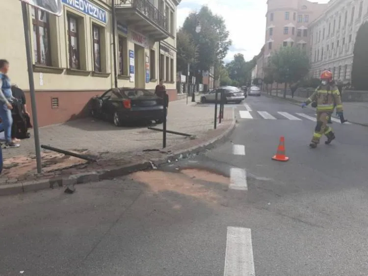 Kraksa na ul. Jagiellońskiej. Jeden z pojazdów uderzył w budynek Nowy Sącz