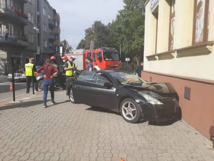 Kraksa na ul. Jagiellońskiej. Jeden z pojazdów uderzył w budynek Nowy Sącz