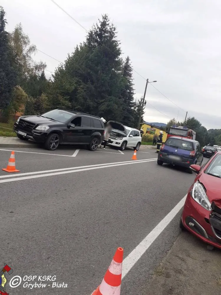 Zderzenie trzech samochodów w Białej Niżnej