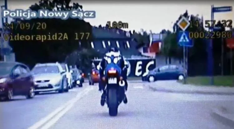 Szalona ucieczka motocyklisty. Ponad 130 km/h i łamanie przepisów. Kierujący jednośladem został zatrzymany przez policjantów z grupy SPEED