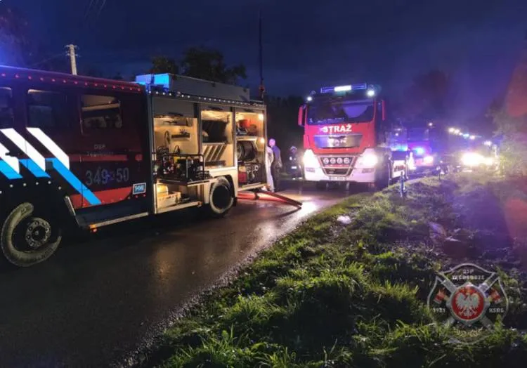strażacy przez blisko 8 godzin gasili pożar budynku mieszkalno-gospodarczego w miejscowości Skrzętla – Rojówka