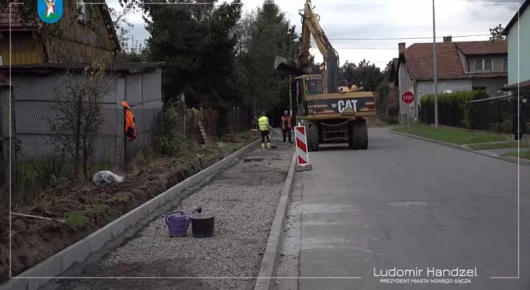 Trwa budowa nowego chodnika przy ulicy Kasprowicza na Osiedlu Kaduk